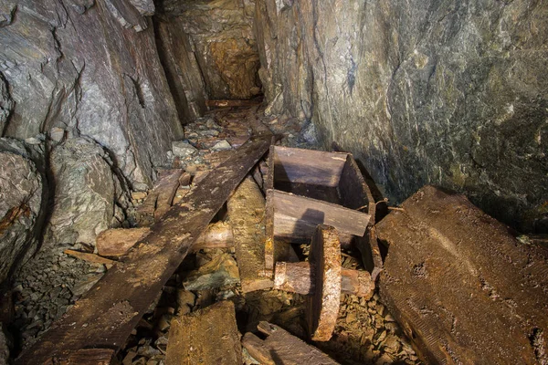 Deriva Del Túnel Del Eje Mina Oro Subterráneo Con Carretilla —  Fotos de Stock