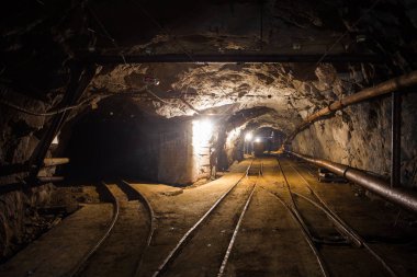 Yeraltı terk edilmiş altın demir cevheri maden şaft tünel galeri geçit rayları ile