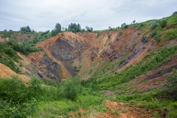 Falla de mina de hierro colapso mineral cráter abandonado — Foto de Stock