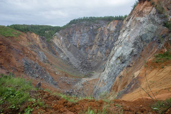 Falla de mina de hierro colapso mineral cráter abandonado — Foto de Stock