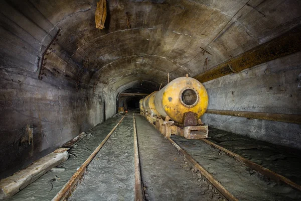 Zlatý Důlní Tunel Šachtou Hřídelem Vozy Opuštěné Podzemí — Stock fotografie