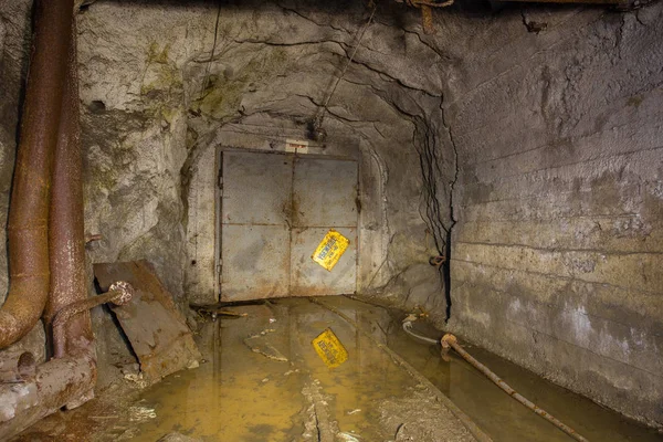 Túnel Subterráneo Minas Oro Hierro Con Puerta — Foto de Stock