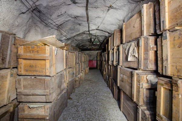 버려진 터널의 지하에 상자들 — 스톡 사진