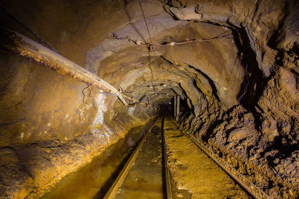 Underground Abandonado Ouro Minério Mina Eixo Túnel Galeria Passagem Wtih — Fotografia de Stock