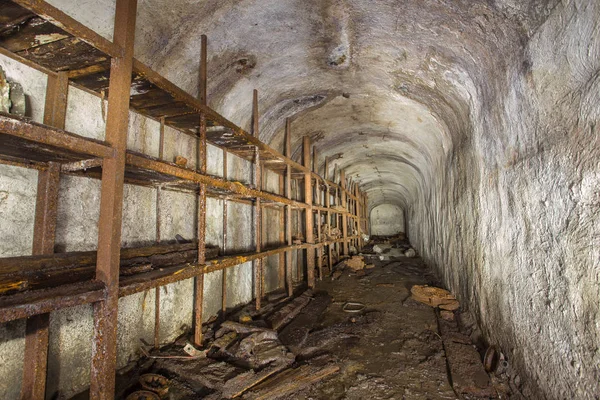 Заброшенный Подземный Шахтный Тоннель — стоковое фото