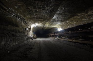 Tuz potas madeni yeraltı şaft tünel sürüklenme çok renkli desen