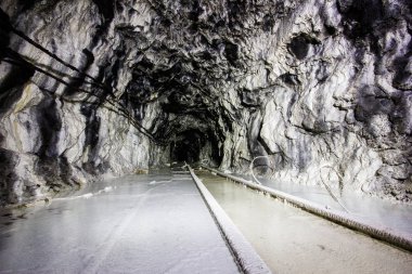 Yeraltı altın madeni şaft tünel beyaz kayalar ile drift