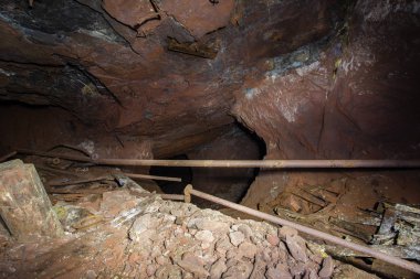 Bauxite madeni yerin altında. Büyük, tükenmiş bir havuz mağarası.
