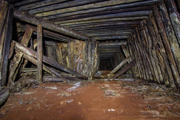 Ahşap kereste ile yeraltı altın madeni şaft tünel drift