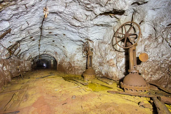 Tunnel Minerario Sotterraneo Abbandonato Oro Con Rubinetto Acqua — Foto Stock