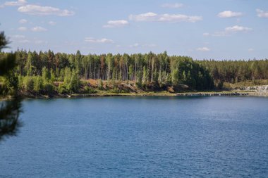 Terk edilmiş sular altında açık çukur cevheri mavi su ile benim abestos taş ocağı