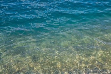 Terk edilmiş sular altında açık çukur cevheri mavi su ile benim abestos taş ocağı