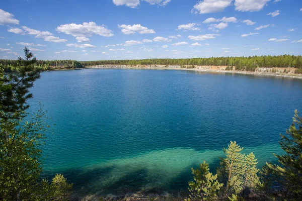 Abandonado inundado mina de cantera a cielo abierto abestos mineral con agua azul — Foto de Stock