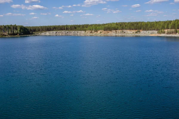 Elhagyott elárasztott külszíni kőfejtő bánya abestos érc, kék víz — Stock Fotó
