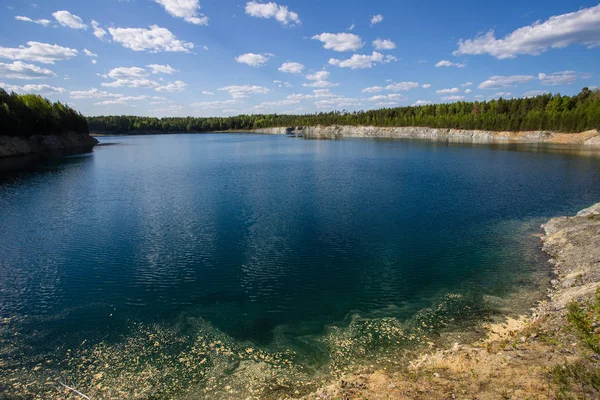 Elhagyott elárasztott külszíni kőfejtő bánya abestos érc, kék víz — Stock Fotó