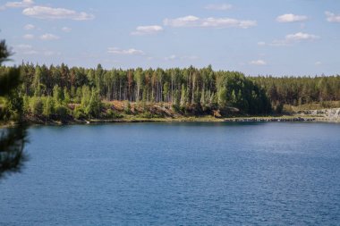 Açık çukur asbest fosil keten ocağı mavi su gölü ile maden