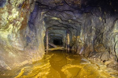 Underground Cevheri madeni şaft tünel Galeri geçişi ahşap rustik ile terk 