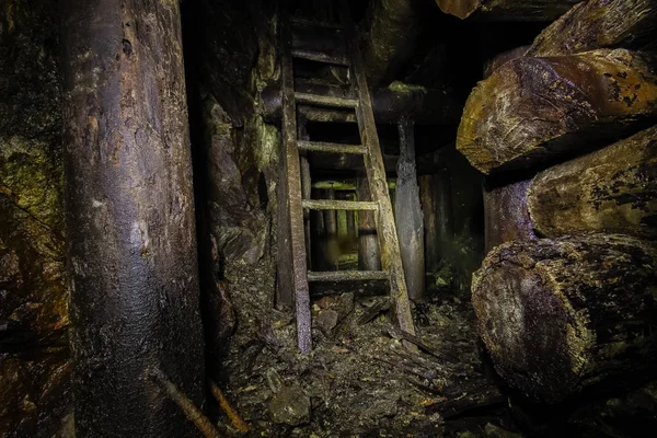 Goldminen Schachttunnel Mit Holzbalken Unter Der Erde — Stockfoto
