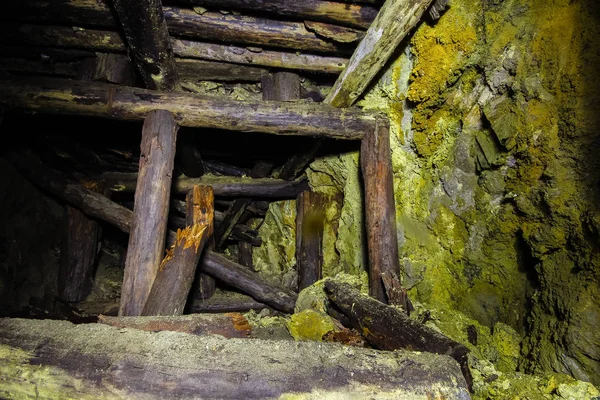 Galleria galleria galleria galleria galleria pozzo minerale abbandonata sotterranea con legname di legno — Foto Stock