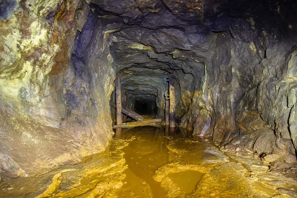 Passage souterrain de galerie de tunnel d'arbre de mine de minerai abandonné avec bois de charpente — Photo