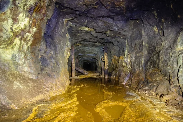 Underground Cevheri madeni şaft tünel Galeri geçişi ahşap rustik ile terk 