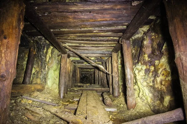 Paso subterráneo abandonado de la galería del túnel del eje de la mina de mineral con madera — Foto de Stock