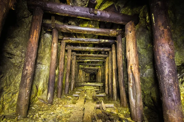 Paso subterráneo abandonado de la galería del túnel del eje de la mina de mineral con madera — Foto de Stock