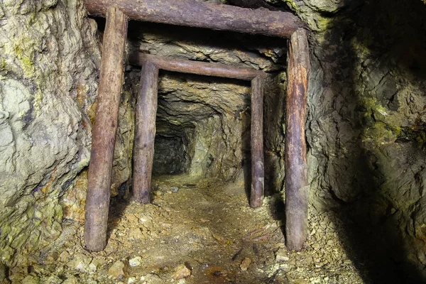 Paso subterráneo abandonado de la galería del túnel del eje de la mina de mineral con madera — Foto de Stock