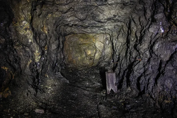 Paso subterráneo abandonado de la galería del túnel del eje de la mina de mineral con madera — Foto de Stock