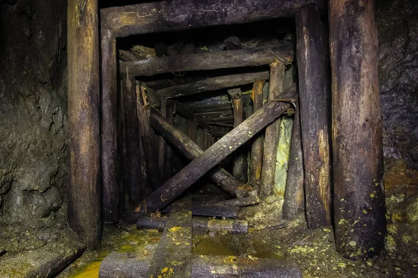 Paso subterráneo abandonado de la galería del túnel del eje de la mina de mineral con madera — Foto de Stock