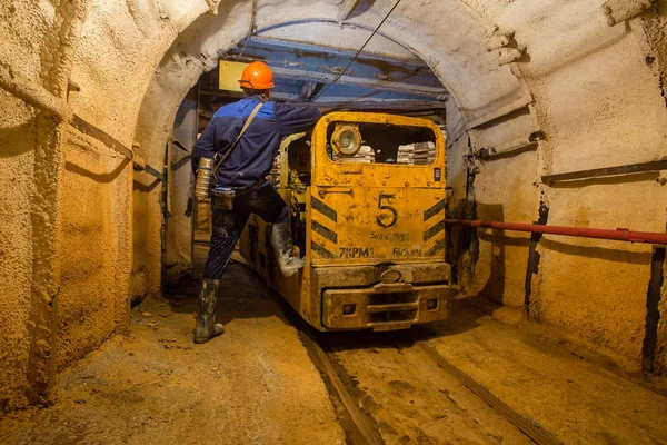 Madenci elektrikli lokomotif metro Cevheri madeni şaft tünel ile