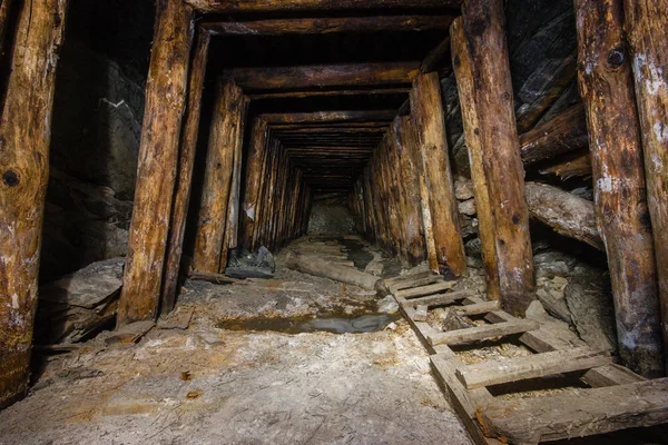 Old abandoned underground mica ore mine shaft tunnel — Stock Photo, Image