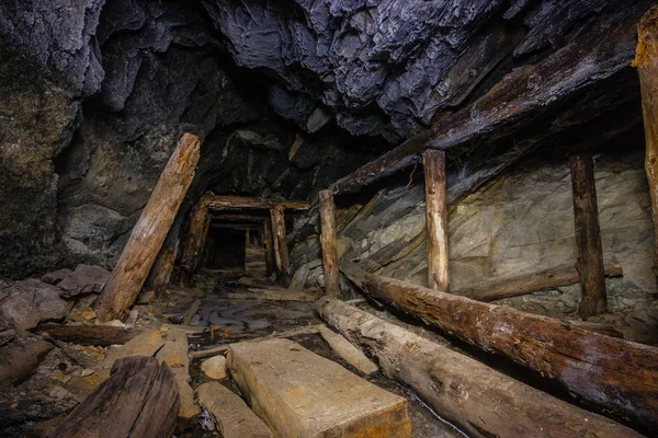 Antiguo túnel subterráneo abandonado de la mina de mineral de mica — Foto de Stock