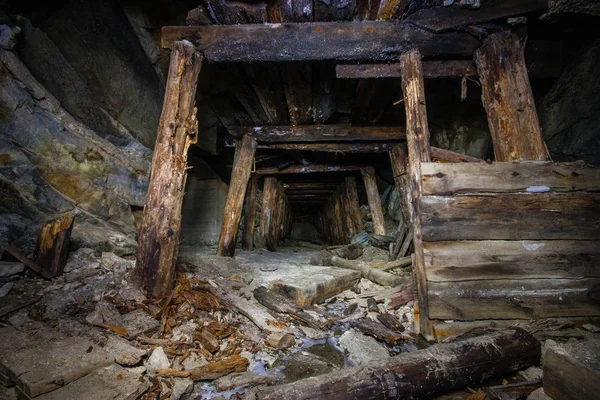 Antiguo túnel subterráneo abandonado de la mina de mineral de mica — Foto de Stock