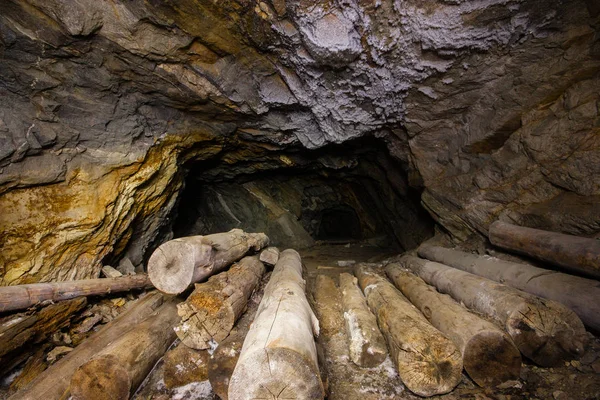 Antiguo túnel subterráneo abandonado de la mina de mineral de mica — Foto de Stock