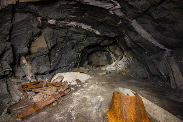 Antiguo túnel subterráneo abandonado de la mina de mineral de mica — Foto de Stock