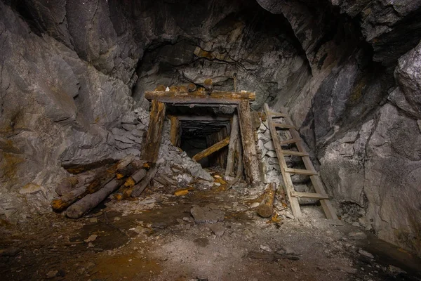 Starý opuštěný podzemní slída rudy moje šachta tunelu — Stock fotografie