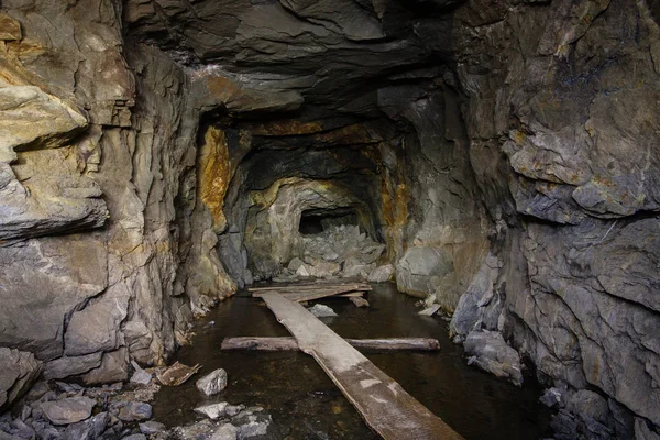 Старий покинутий підземний слюда рудний шахтний тунель — стокове фото