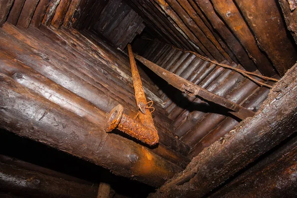 Podzemní Železo Šachta Tunel Vertikální Stoupání Žebřík Schodiště — Stock fotografie