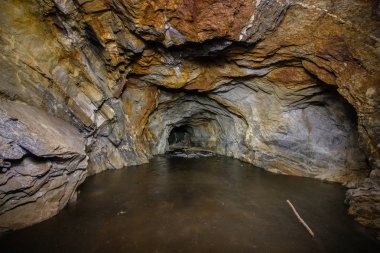     Yeraltı altın madeni kuyusu buzla dolu renkli bir tünel.