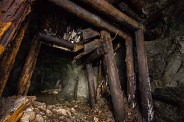 Yeraltı altın mika maden kuyusu tüneli kerestelerle sürükleniyor.