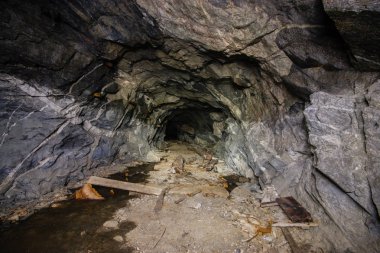 Yeraltı altın mika maden kuyusu tüneli sürükleniyor.