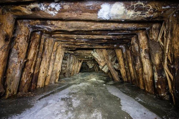 Deriva Del Túnel Subterráneo Mina Oro Con Madera Hielo — Foto de Stock