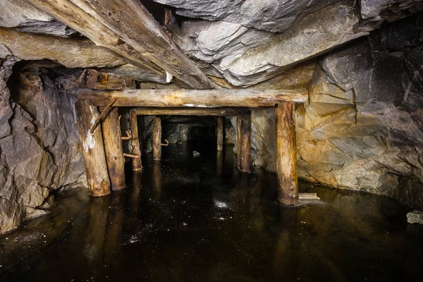 Подземный Шахтный Тоннель Затоплен — стоковое фото