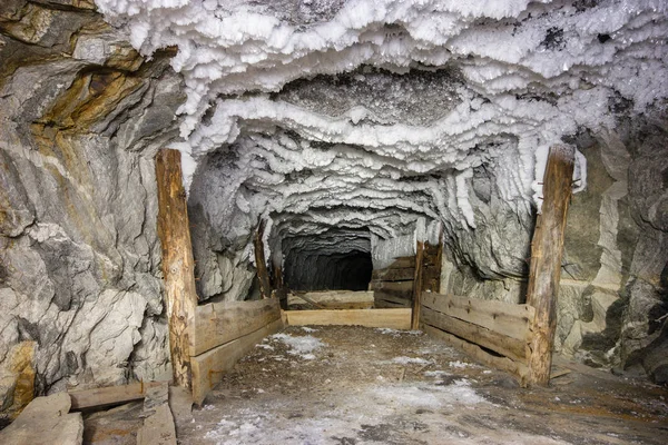 Túnel Subterrâneo Mina Ouro Velho Com Gelo Madeira — Fotografia de Stock