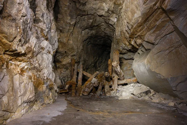 Mica Oro Subterráneo Túnel Del Eje Mina Deriva Con Madera — Foto de Stock