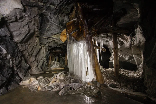 Yeraltı altın mika maden kuyusu tüneli kerestelerle sürükleniyor.