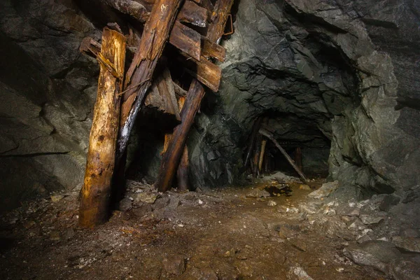 Mica Oro Subterráneo Túnel Del Eje Mina Deriva Con Madera — Foto de Stock