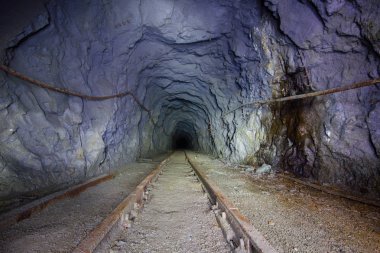 Yeraltı terk edilmiş maden kuyusu tüneli galerisi raylı.