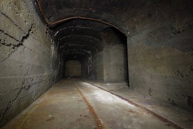 Yeraltı maden kuyusu tüneli galerisi raylı.